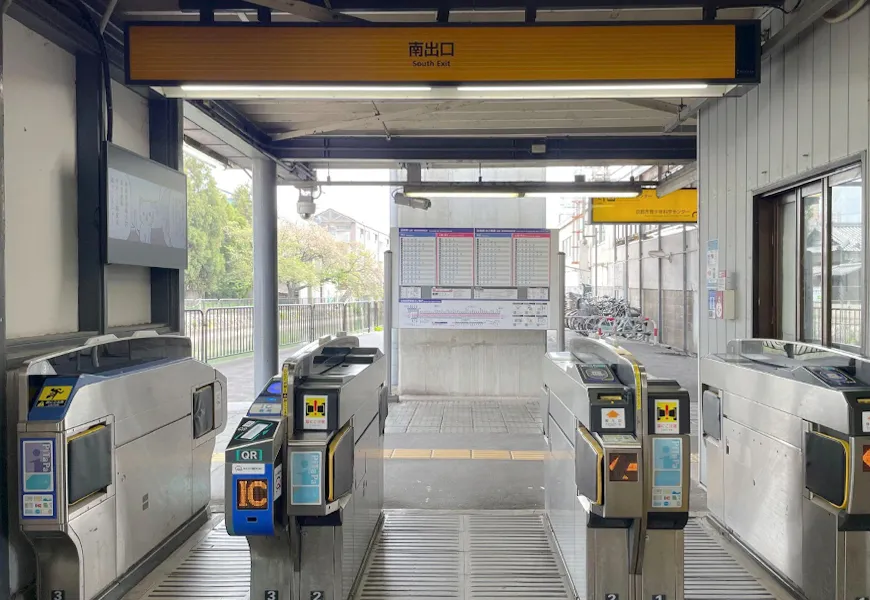 南出口を出ます