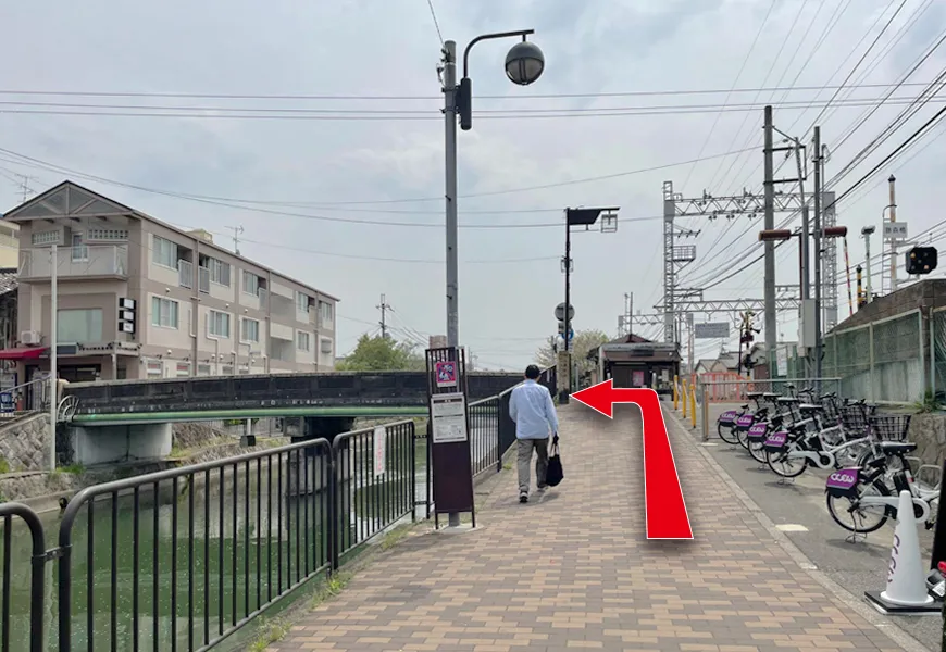 左手に橋が見えます