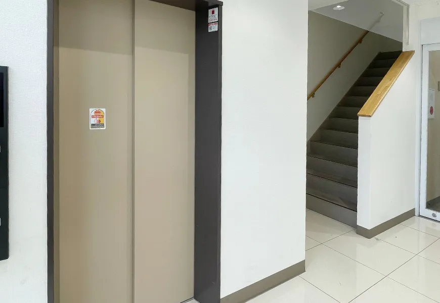 エレベーターまたは階段で2階へ上がります