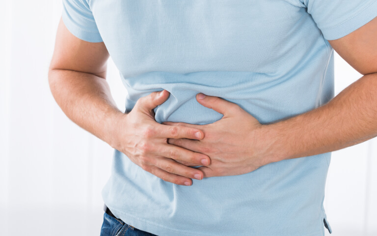 腹痛に悩む男性