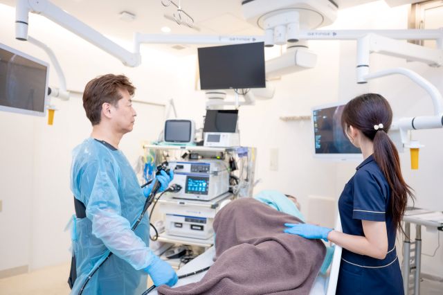 内視鏡検査を行う医師とスタッフ