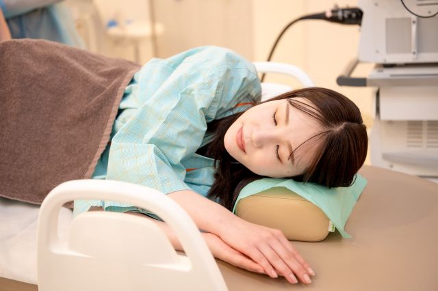 鎮静剤で眠る女性