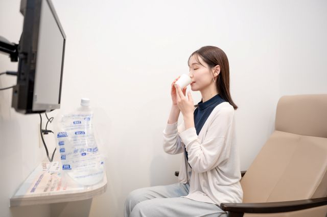 洗腸剤を飲む女性