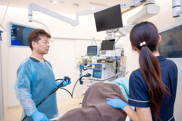 内視鏡検査を行う医師とスタッフ