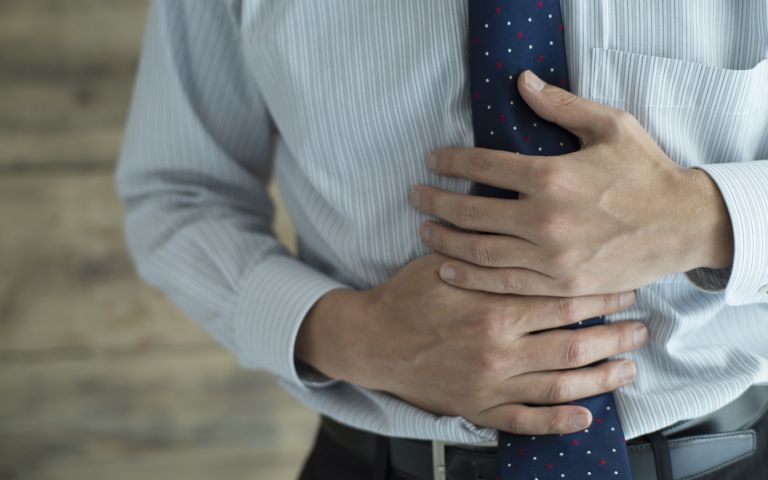 腹痛を感じる男性