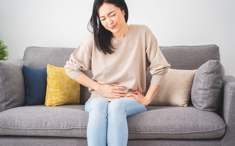 腹痛に悩む日本人女性