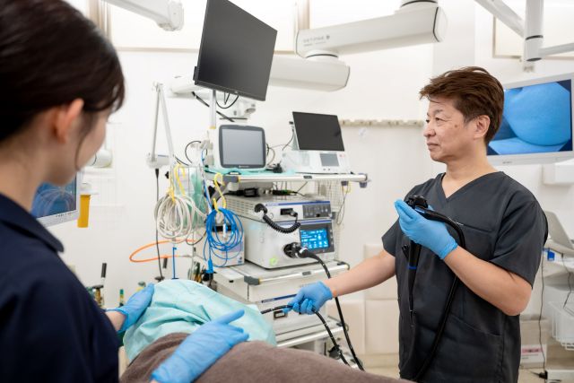 胃カメラで検査を行う医師