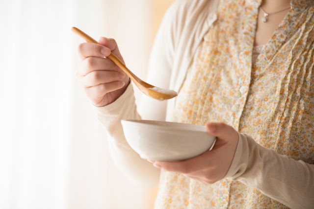 おかゆを持つ女性