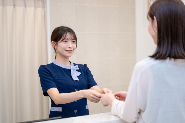 受付対応をする女性スタッフ