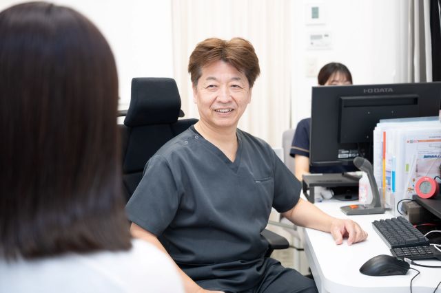 診察をする医師