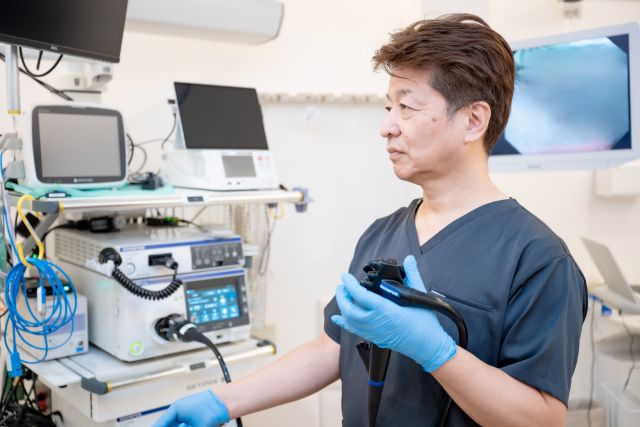 検査を行う医師