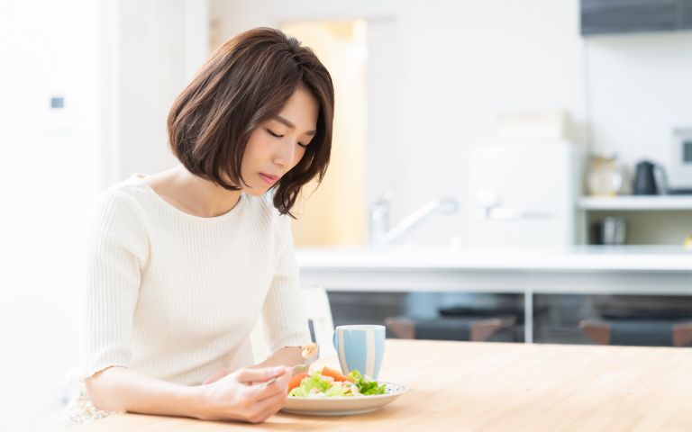 食欲不振の女性