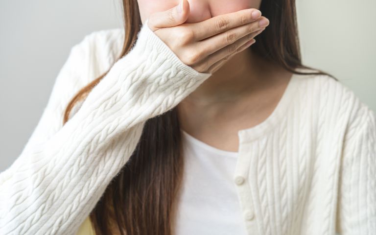 吐き気を感じる女性