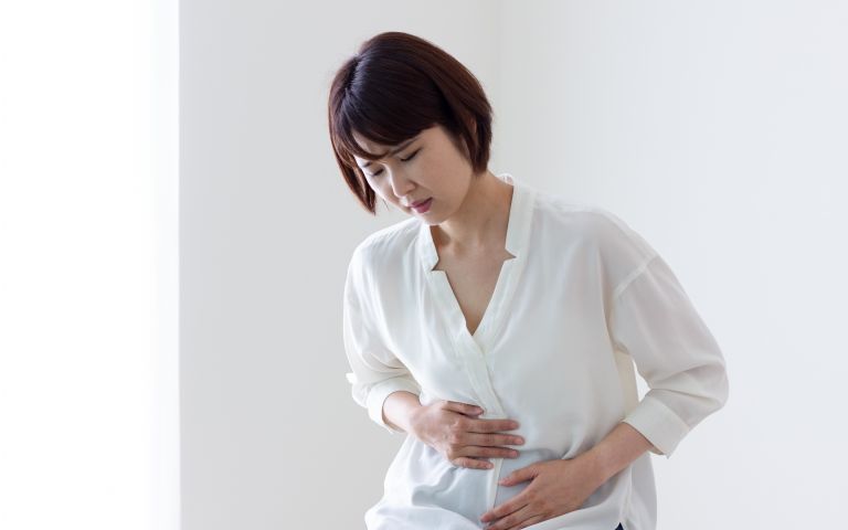 腹痛の女性