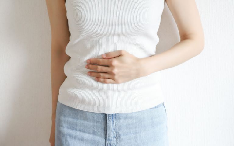 お腹をおさえている様子